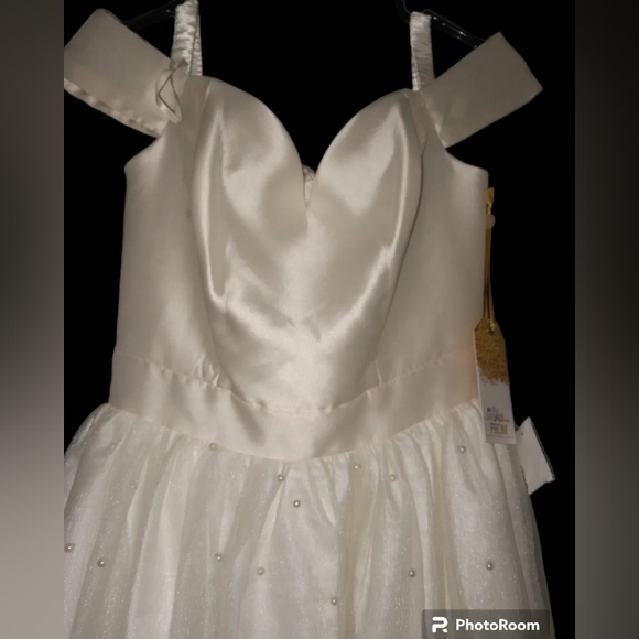 Juniors' Imitation-Pearl-Embellished Gown size 5/6 - Picture 6 of 7